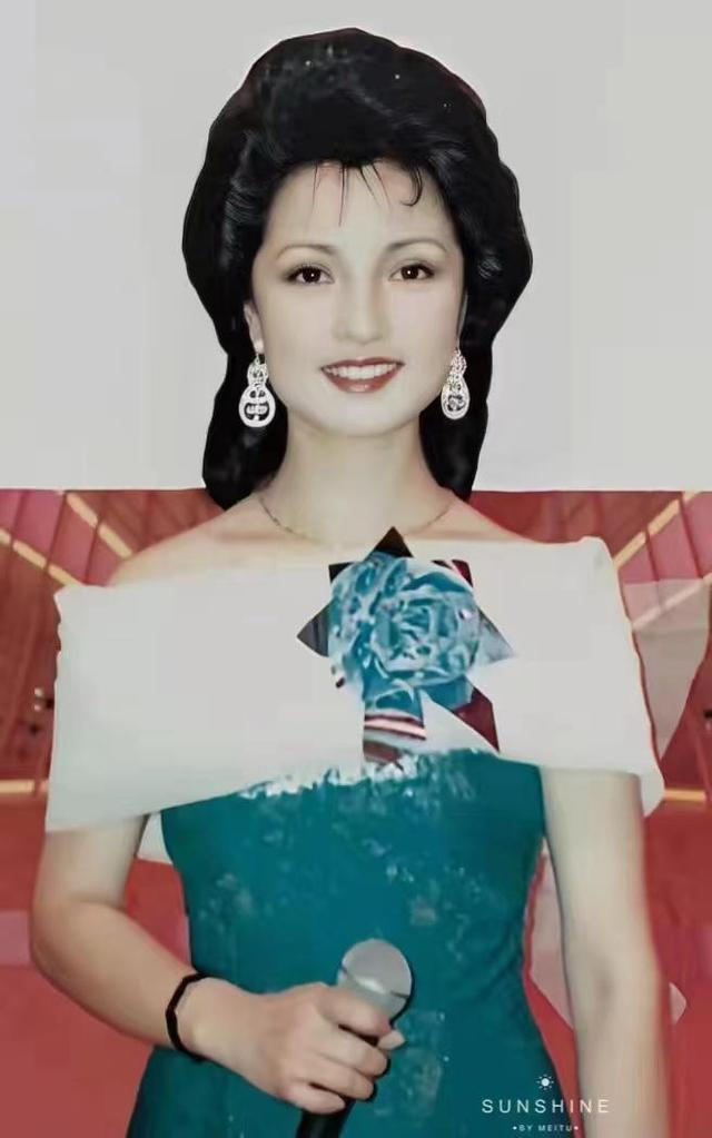 侯玉婷主持旧照在以后的主持中,他们的经历给我注入了一种特别力量.