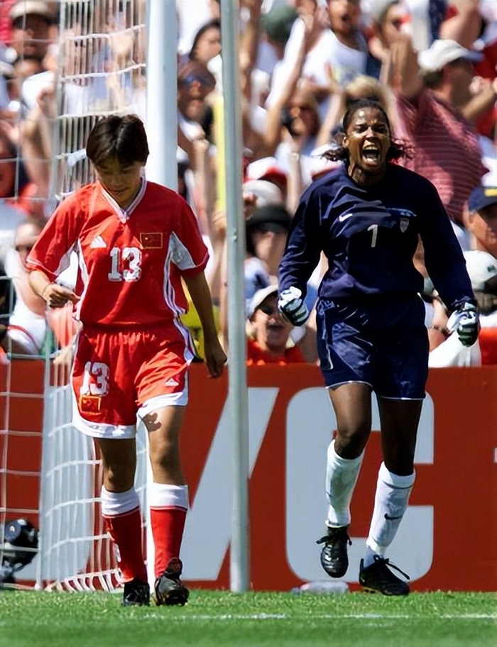 罚丢点球的刘英与兴奋的美国女足门将斯卡莉,这次罚失点球曾让刘英