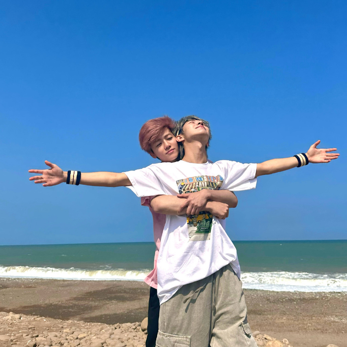 罗渽民抱黄仁俊|罗渽民|黄仁俊_新浪新闻