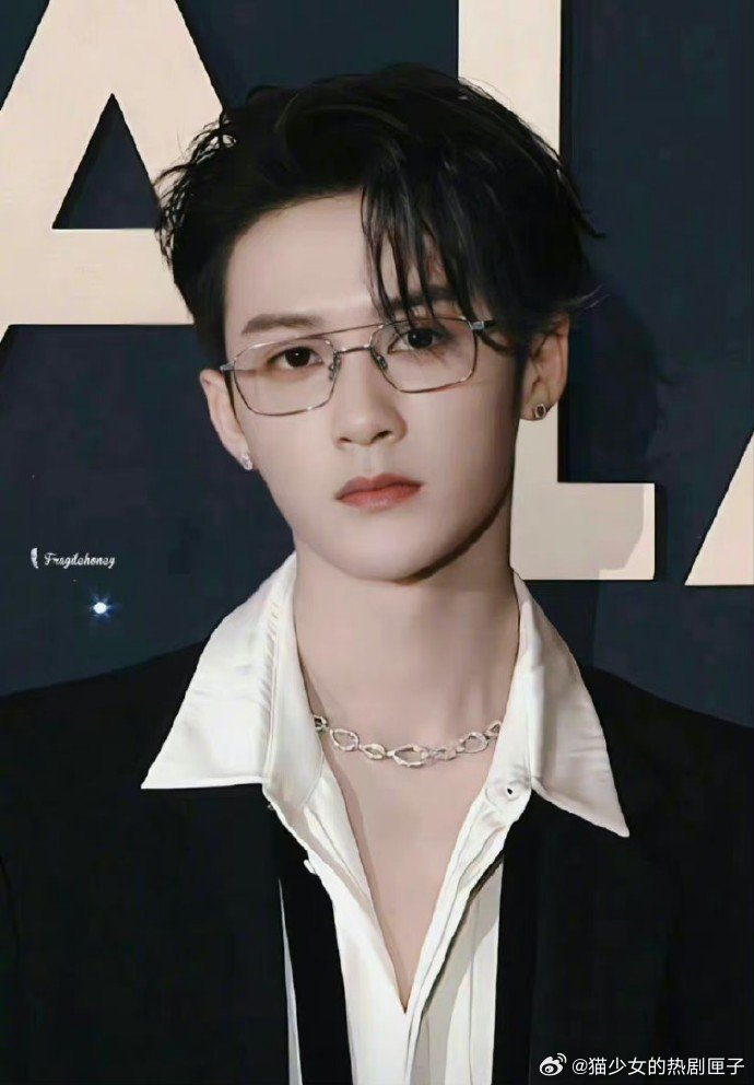 杨洋,龚俊,王鹤棣,任嘉伦,白敬亭,吴磊,魏大勋,檀健次,张新成眼睛一戴