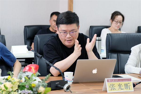 诗歌批评家张光昕