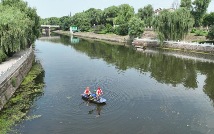 　　工作人员在湖州市吴兴区埭溪镇进行河道保洁（6月21日摄，无人机照片）。新华社记者 翁忻旸 摄