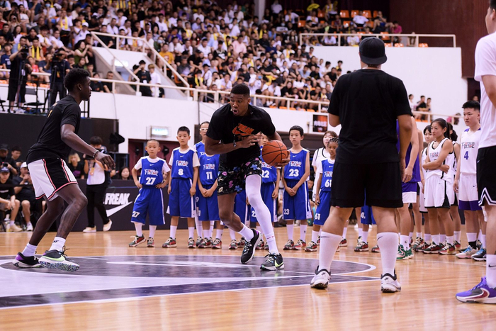 "字母哥"展示"欧洲步". 主办方供图