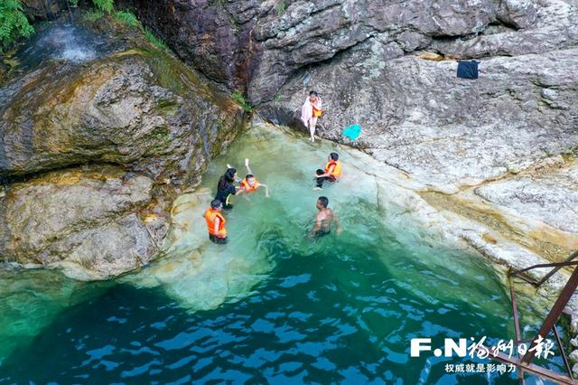 游客在寿山“天使之心”戏水纳凉。记者 池远 摄