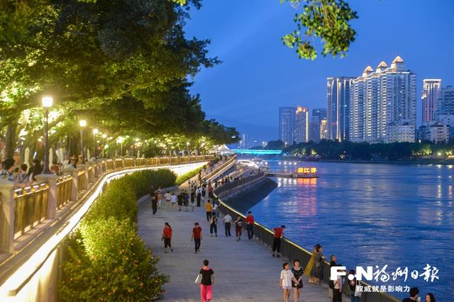 夜幕降临，游客在“闽江之心”散步。记者 池远 摄
