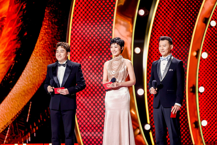 凤凰卫视主持人尉迟琳嘉、田川、胡一虎