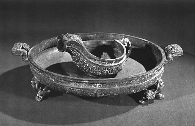 图2 铜匜、承盘