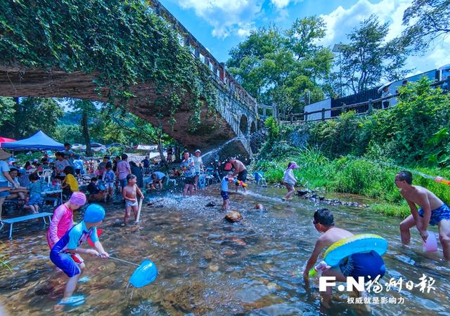 游客在晋安区九峰村戏水。记者 石美祥 摄
