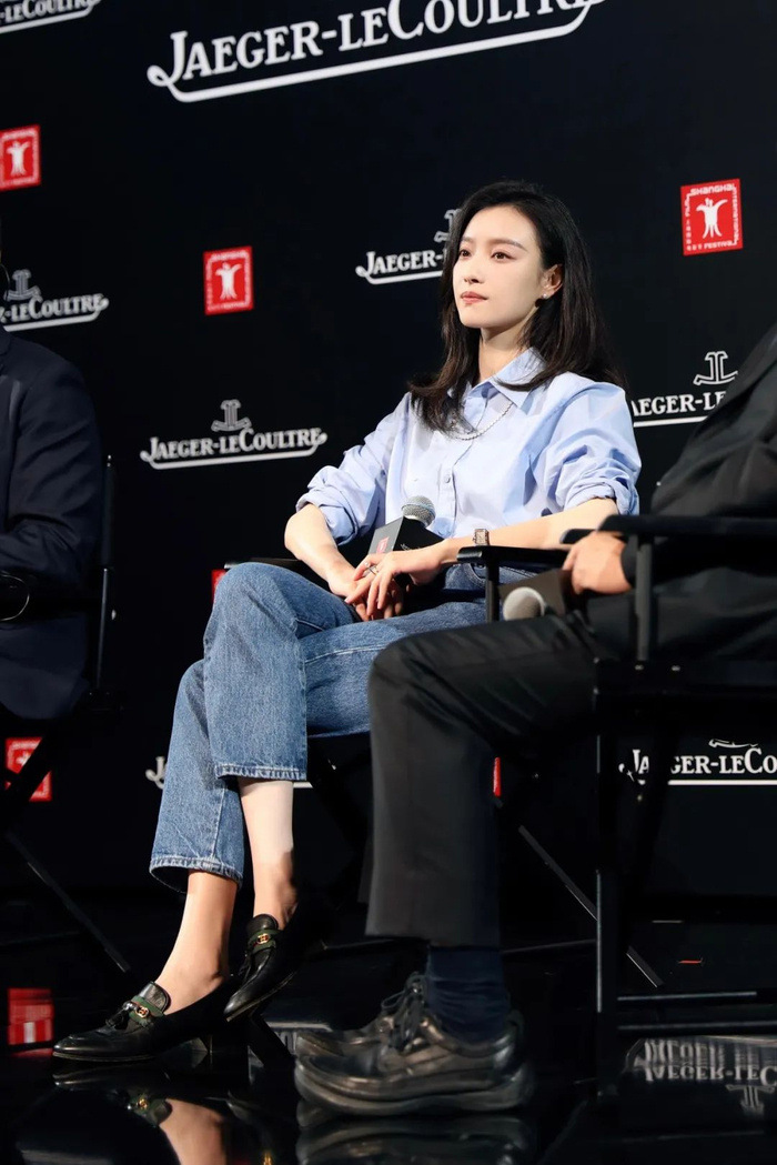 蓝衬衫 直筒牛仔裤 皮表 乐福鞋,一点正式 一点休闲,是轻松不呆板的