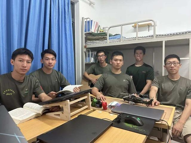 一个宿舍三个退役军人剩下那位你感动吗我不敢动