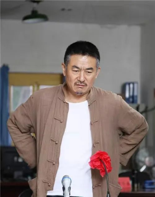 帅大叔李洪涛:上学时替江珊出头,偷户口本和老师女儿结婚,如今越老越