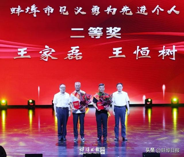 致敬英雄!今天,头条留给他们!__财经头条