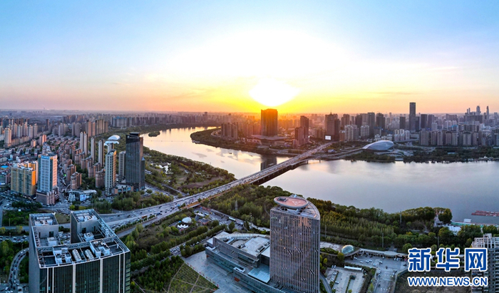 航拍沈阳浑河两岸风光。新华网夏铭阳摄