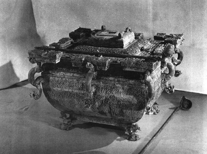 图16 曾侯乙鉴缶