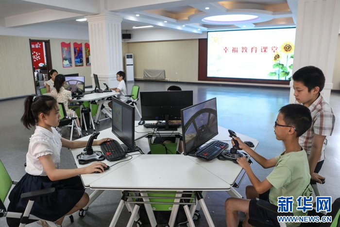 孩子们在牡丹社区群众活动中心学习固定翼模拟飞行课程。新华社记者王乙杰摄（2022年8月拍摄）