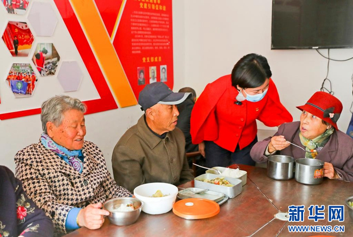 图为老人在社区爱心公益食堂就餐。新华社记者杨青摄（2022年11月拍摄）