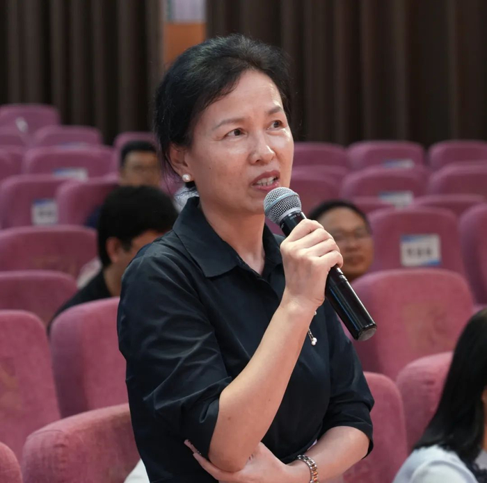 李春红:吴萍华老师在比赛中非常自信优雅,她面向未来培养孩子这一教育