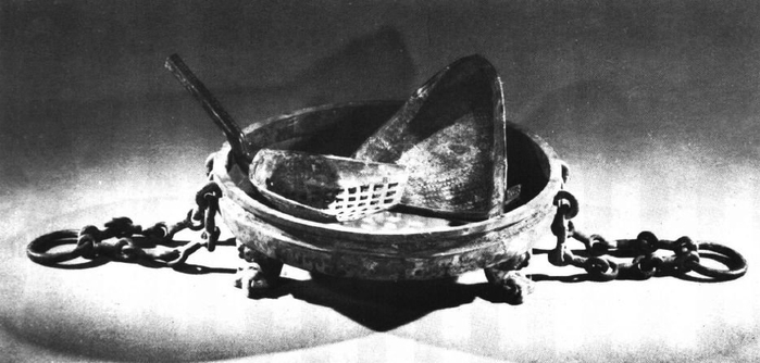 图8 铜炭盆、箕和漏铲