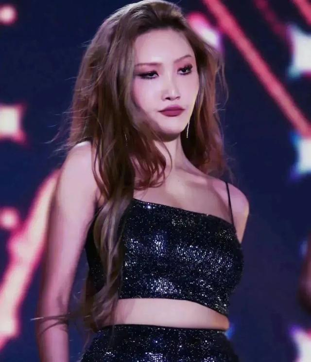 韩国爱豆华沙被告演出淫乱!表演露骨遭家长联合举报,警方已介入