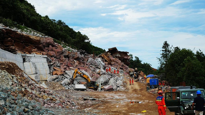 湖北五峰山体滑坡又搜救出1人已无生命体征