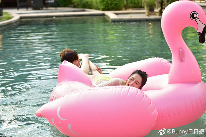 魏大勋李沁恋综泳池约会9615节目里魏大勋也喊她是沁沁