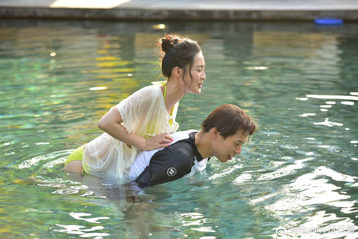 魏大勋李沁恋综泳池约会9615节目里魏大勋也喊她是沁沁