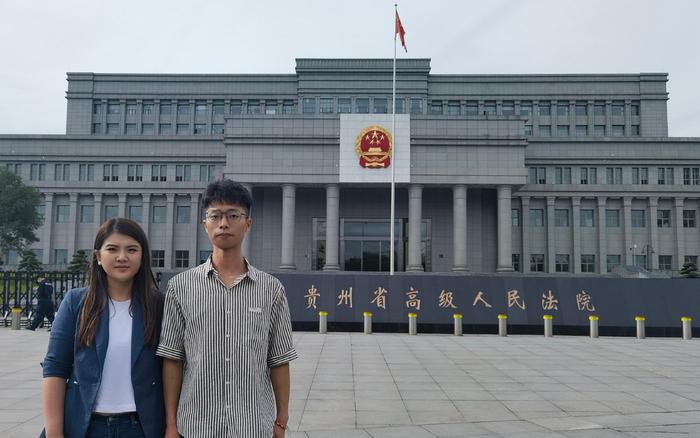 2023年7月4日，陈泗翰（右）和他的代理律师林丽鸿前往贵州省高级人民法院咨询案件进展。受访者供图