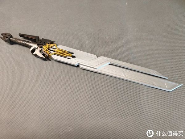 持剑在手,和动画中可谓是一模一样,上几张对比图吧星辰剑自然是可以背