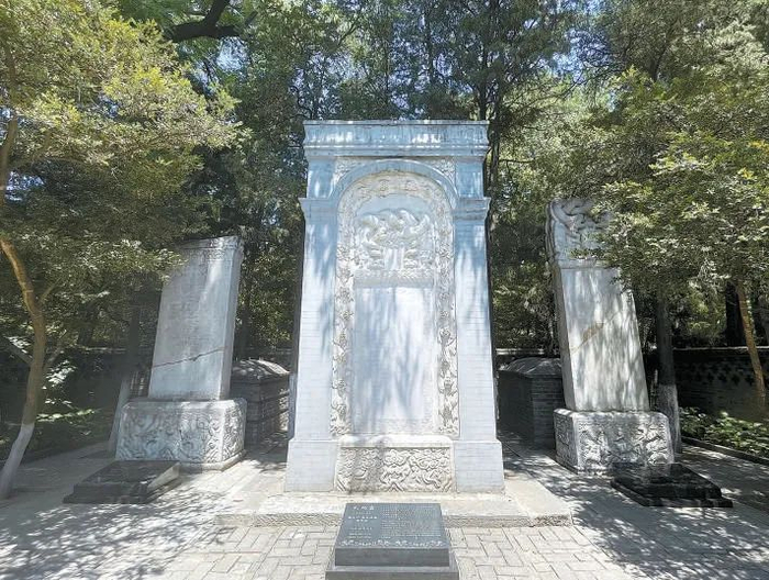 栅栏墓地的利玛窦（中）、汤若望（左）和南怀仁（右）墓碑。