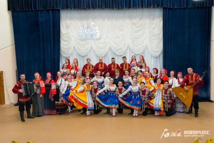 俄罗斯萨拉托夫州曙光歌舞团演员合照。自治区文化和旅游厅供图