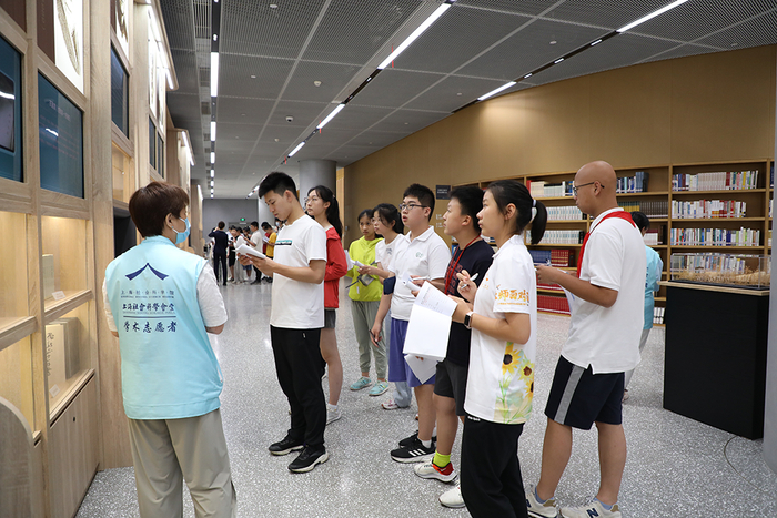 营员们参观上海社会科学馆。