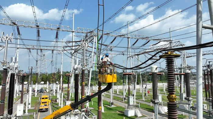 国网重庆超高压公司开展500千伏长寿站综合检修，提高度夏期间可靠稳定供电。李涛 摄