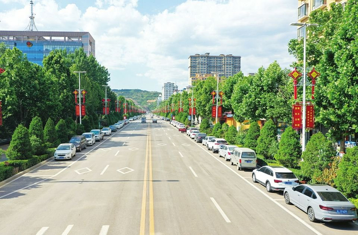 古县县城机动车停车位满足群众停车需求。王彬摄