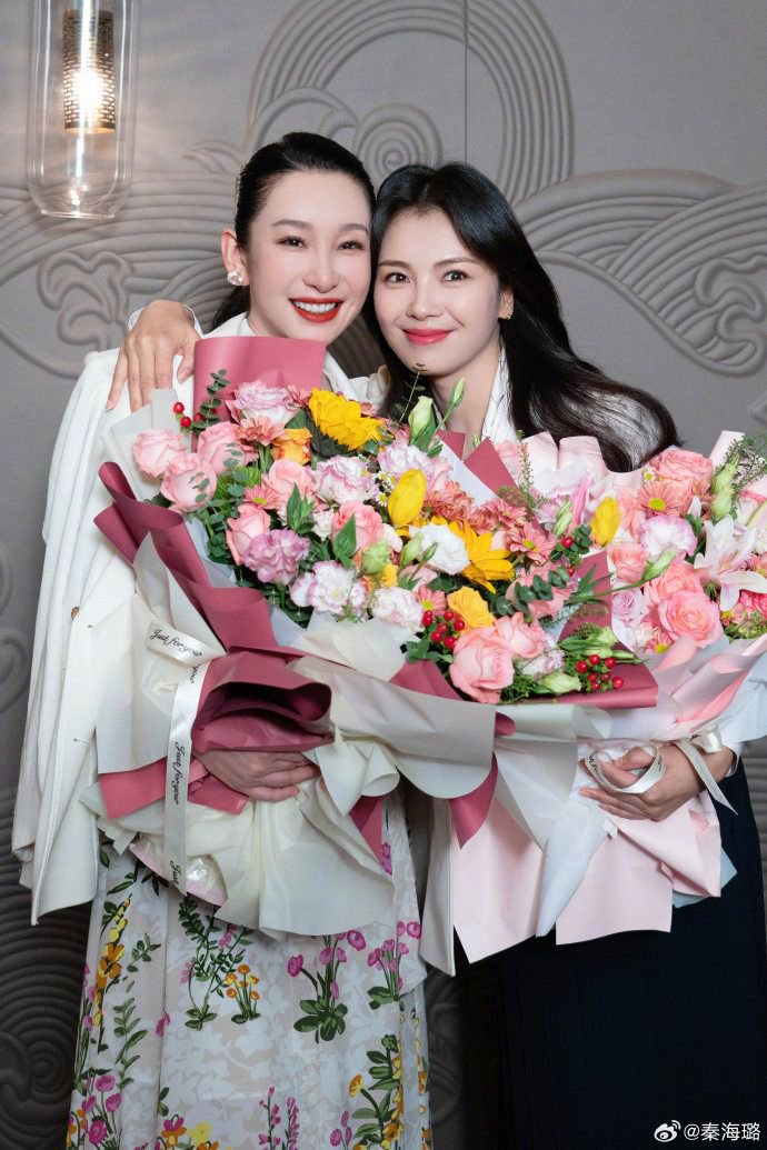 秦海璐刘涛亲亲庆生照 秦海璐晒给刘涛庆生的合照|秦海璐|刘涛_新浪
