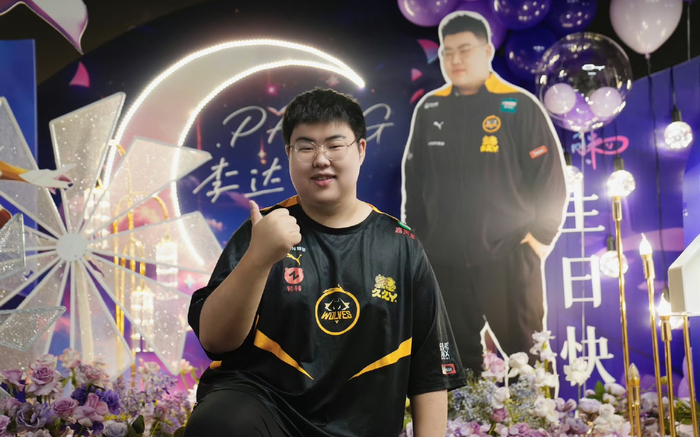 重庆狼队打野选手李达亨迎来19岁生日。 重庆狼队供图