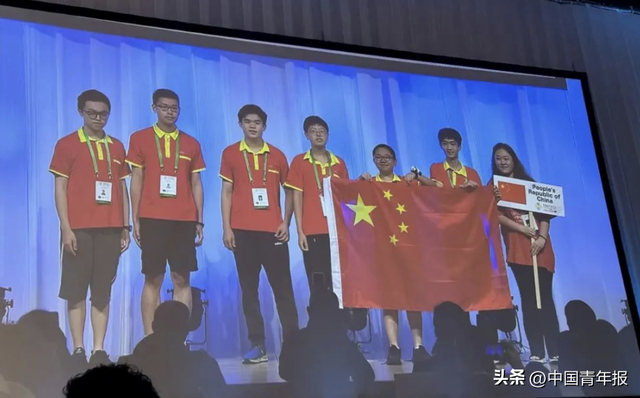 代表中国参赛第64届国际数学奥林匹克（IMO）竞赛的6名队员全部获得金牌。上海市上海中学微信公众号 图