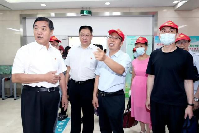 参观开始前,市中心医院领导张学强,武一平,李书瑞,徐宝元,韩电旗,董