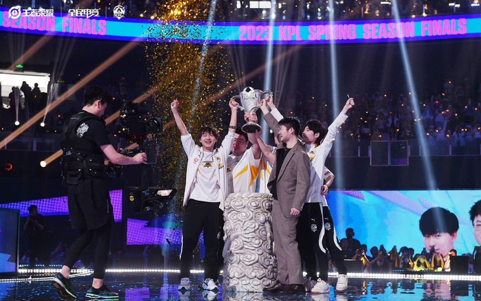 重庆狼队“老五人”捧起2023KPL春季赛冠军奖杯。 重庆狼队供图