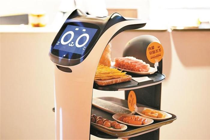 送餐机器人自带红绿灯普渡科技突破商业服务机器人硬件卡脖子难题