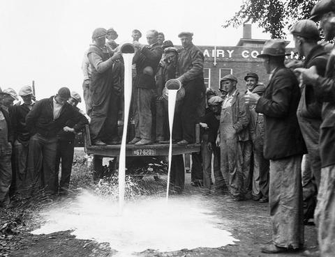 美国奶农倒奶（资料图）