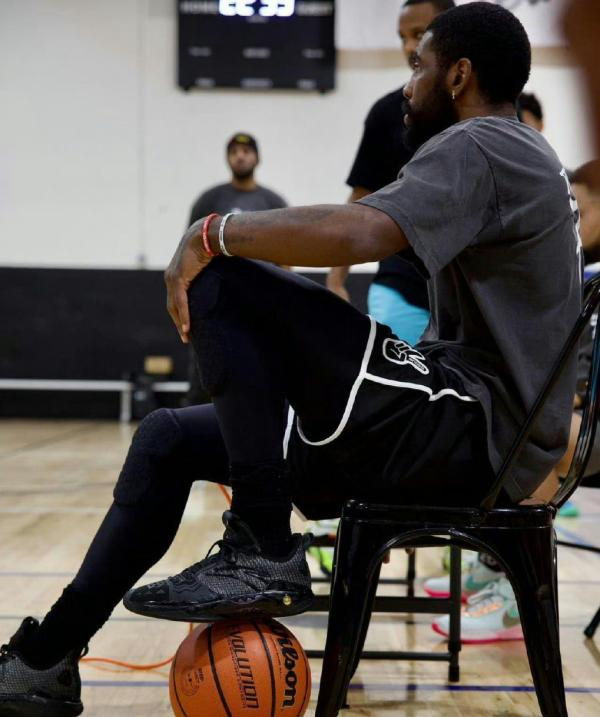 一个月前，欧文就穿上了安踏球鞋。