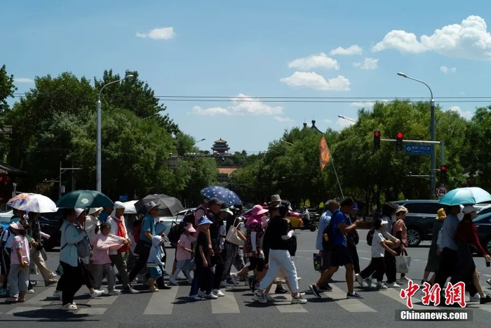 资料图，游客行走在北京街头。&nbsp;中新社记者 盛佳鹏 摄