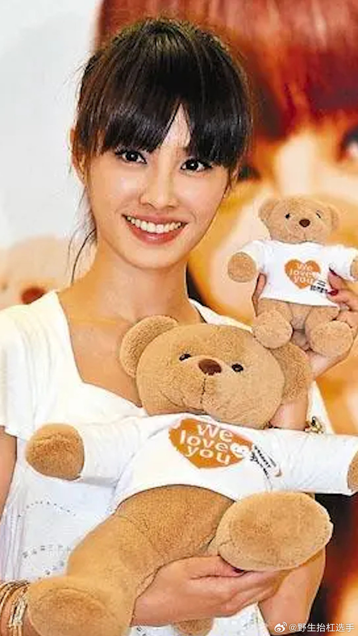 蔡依林在2008年广元赈灾行动中结识了两位勇气熊姐妹……|蔡依林_新浪