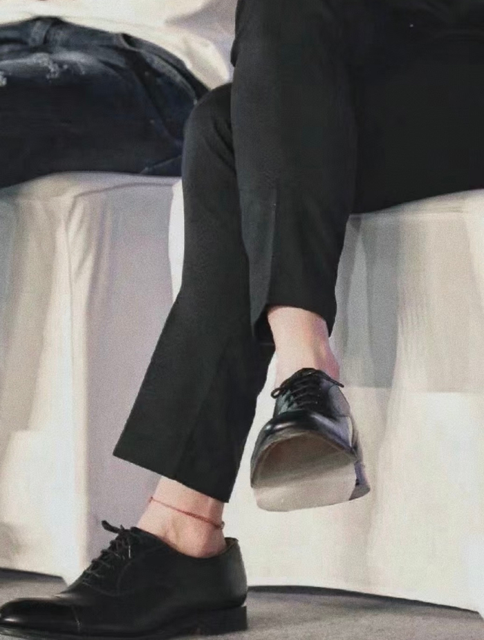 谁懂啊魏大勋会在脚踝上系红绳,西装配红绳简直不要太撩!