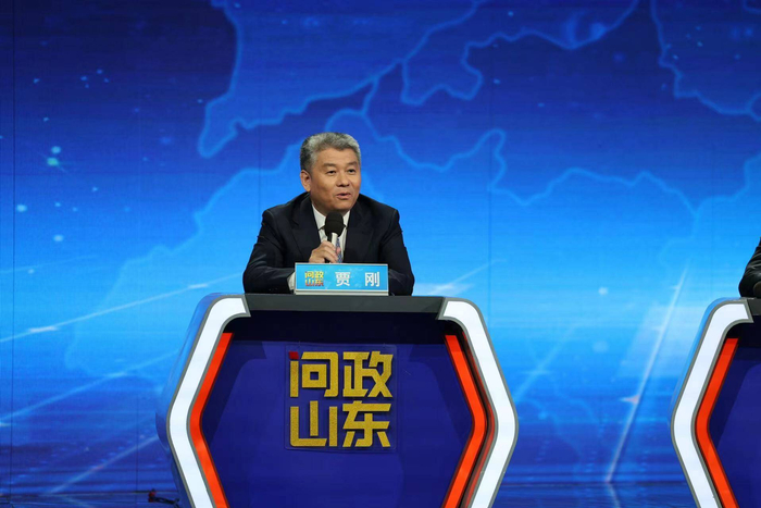 在今晚节目现场,日照市委常委,副市长贾刚表示:"打通断头路,是我省