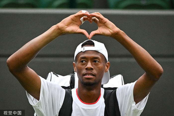 尤班克斯向观众比心。