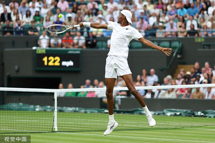 尤班克斯标志性的网前截击。