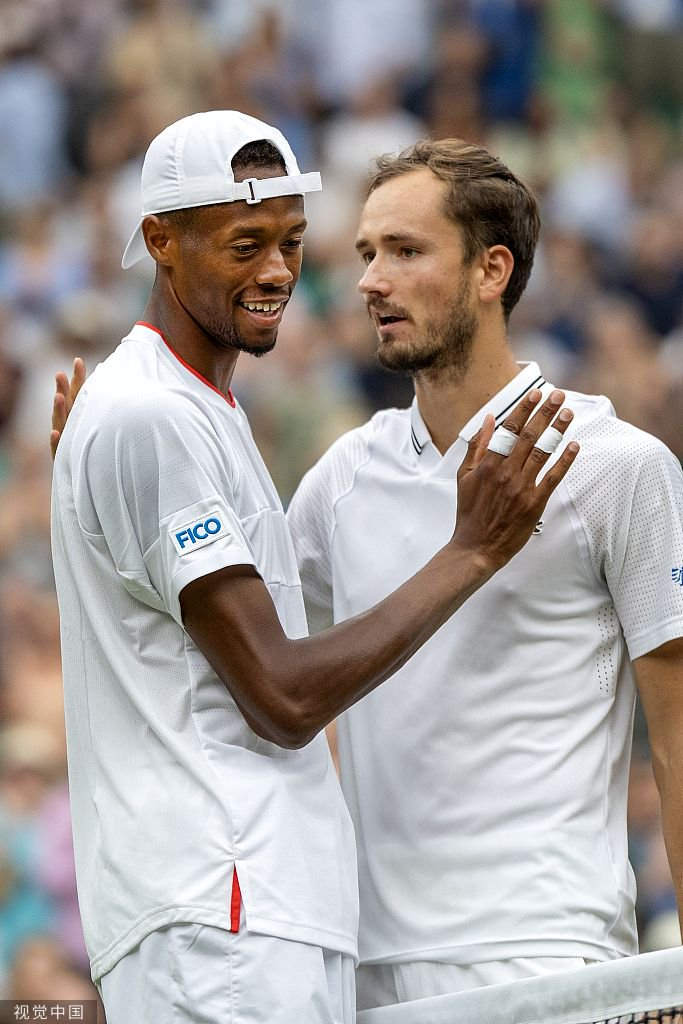 尤班克斯祝贺梅德维德夫。