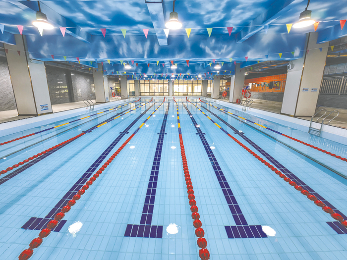     校内有现代化、标准化的多个功能区域，为学生创造良好的教育环境。图为恒温游泳馆。