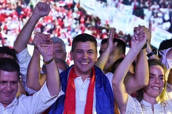  当地时间2023年4月30日，巴拉圭总统候选人圣地亚哥·培尼亚在赢得总统选举后庆祝。